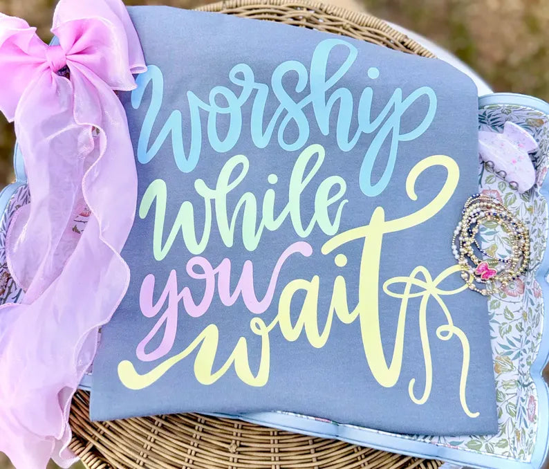 Worship while I wait T Shirt